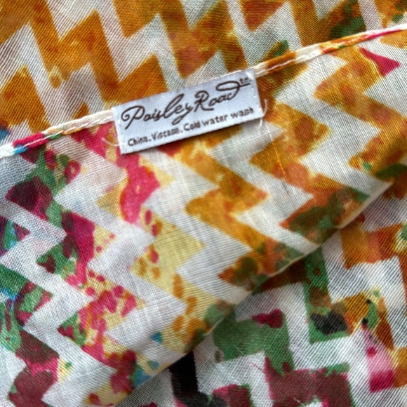 🧣Multi-colored scarf/wrap in chevron pattern. - Picture 3 of 5